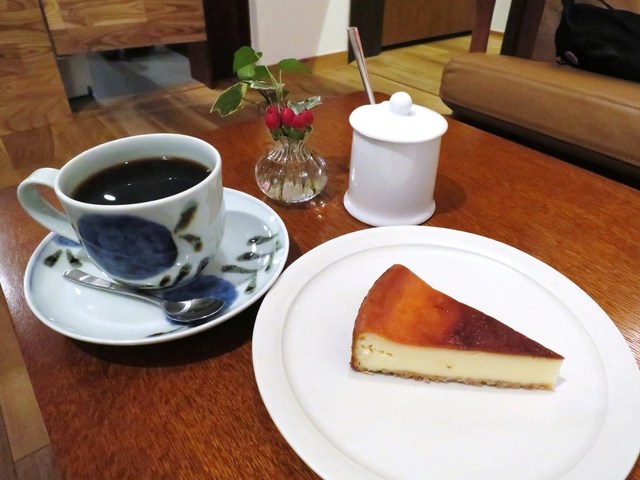 MUTO coffee roasteryのコーヒーとケーキ