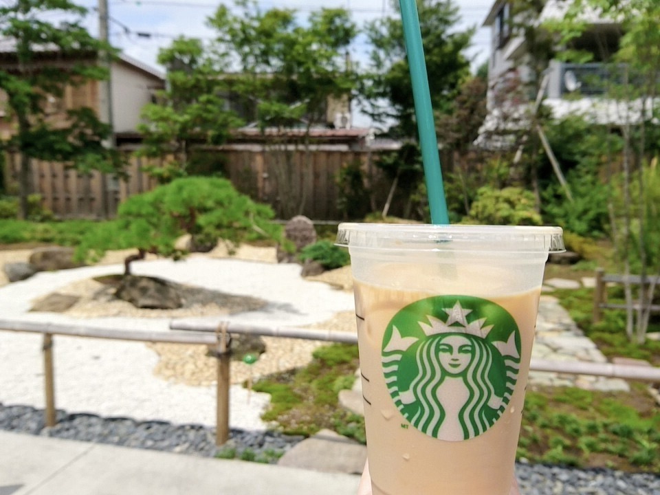 スターバックスキーヒー 川越鐘つき通り店のコーヒーと庭園