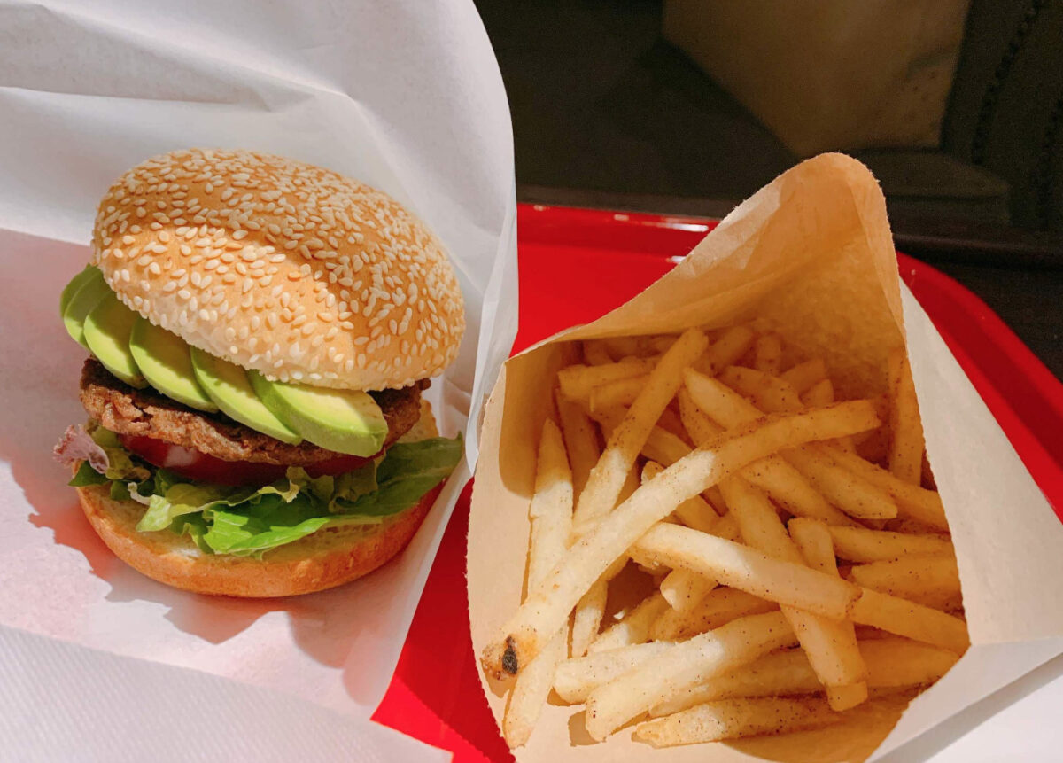 チェリービーンズカフェのポテトとバーガー