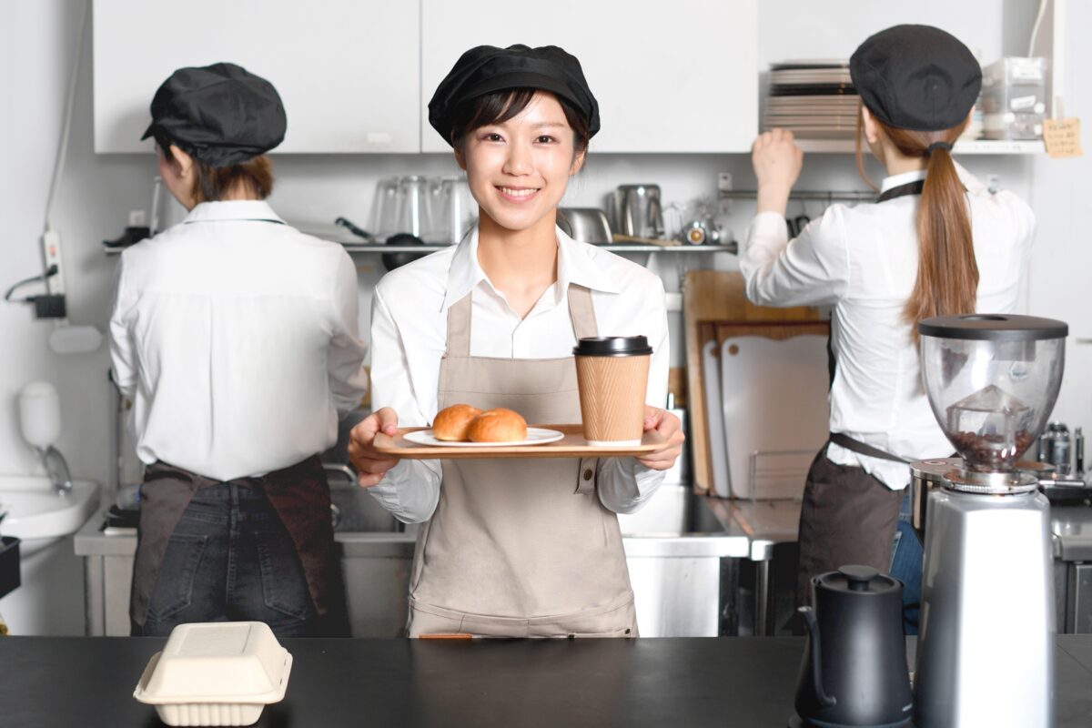 カフェバイトをする女性