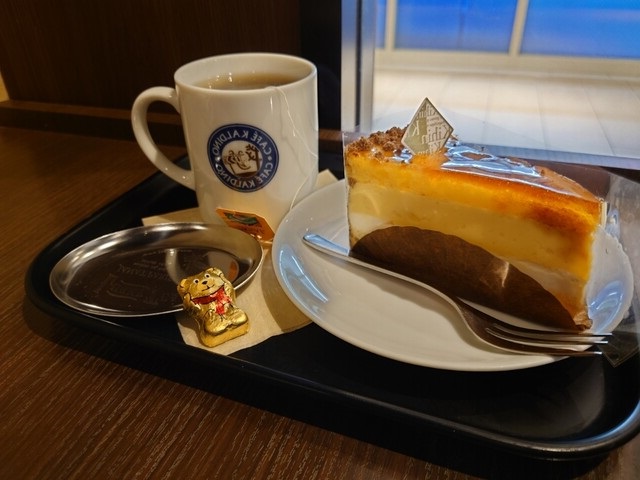 カフェカルディーノのケーキとコーヒー