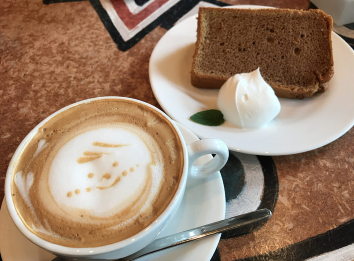 エバーグリーンカフェのシフォンケーキとラテ