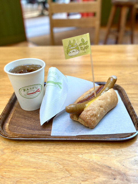 麦わら帽子のコーヒーとホットドッグ