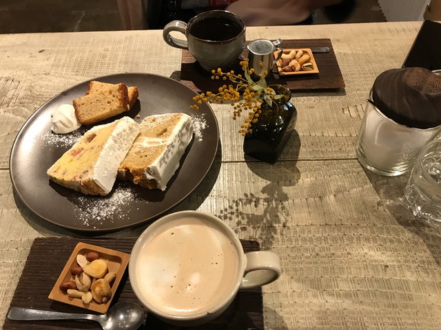 横森珈琲のコーヒーとシフォンケーキ