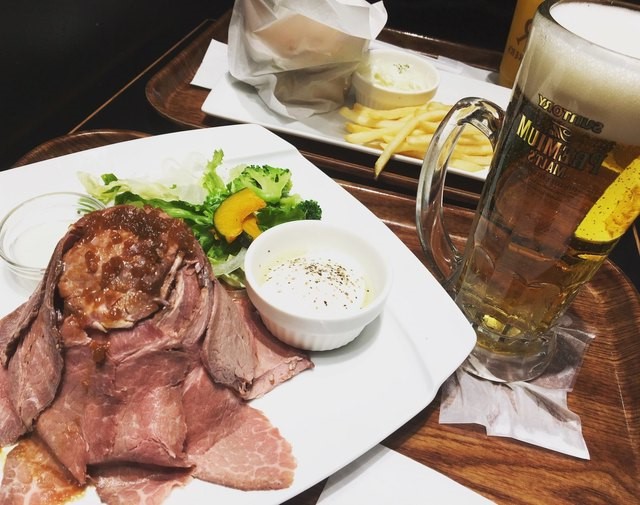 ベックスコーヒーのビールとローストビーフ