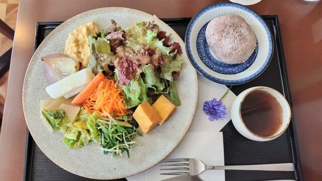 ヨツヤカフェのプレート