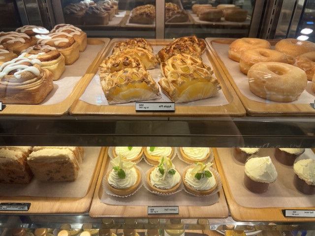 Ron Herman Cafe 千駄ヶ谷店のショーケース