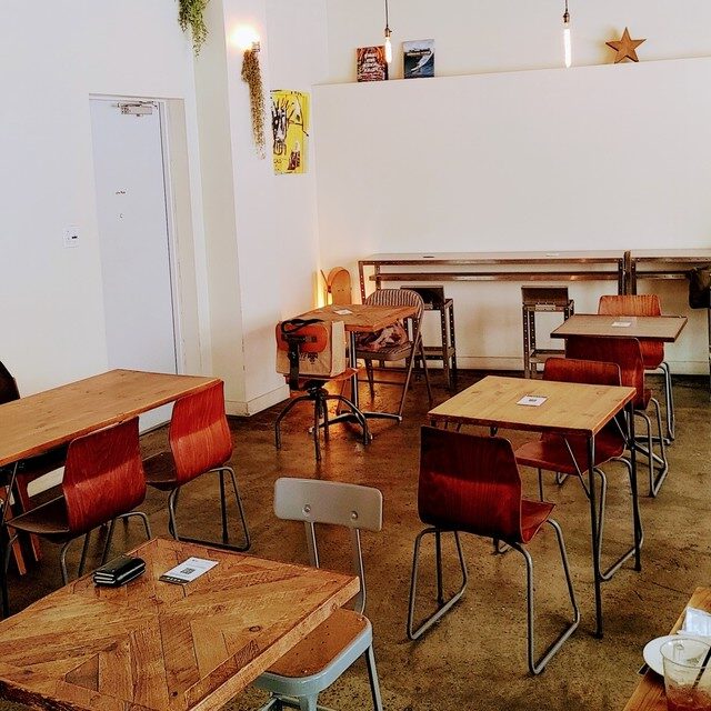 almond hostel & cafe-の店内