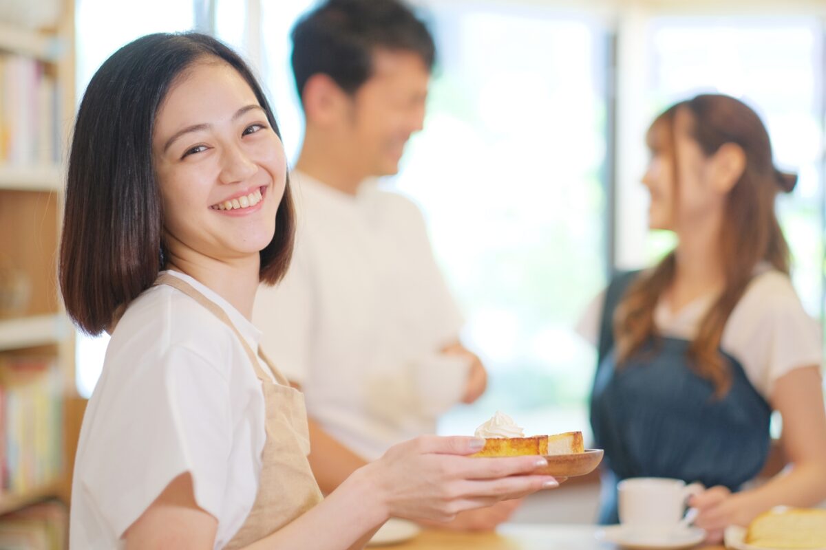 カフェで働く女性