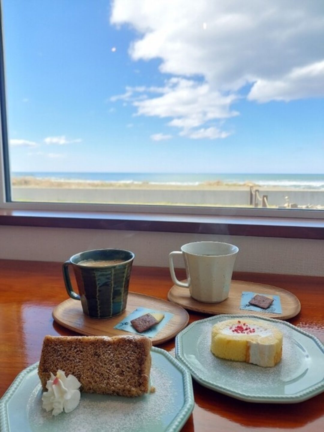 カフェミントブルーのケーキと眺め