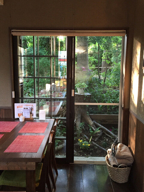 山小屋の内観