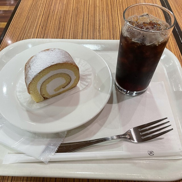 ベックスコーヒーショップのケーキとアイスコーヒー