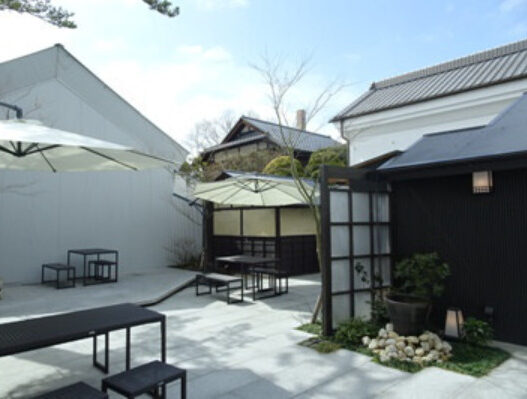 庭カフェKULAの外の様子