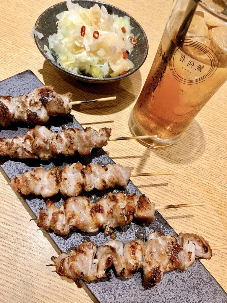 無何有 神鶏（むかゆう　しんけい）の焼き鳥と飲み物の写真