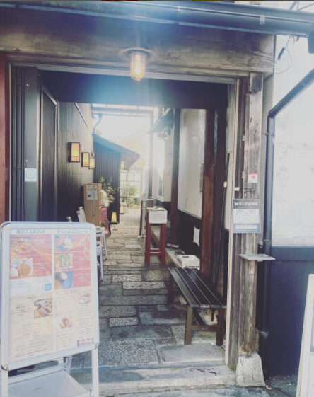 庭カフェKULAの店内への道