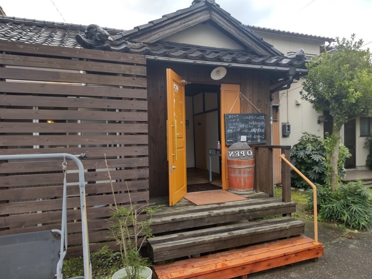 洋食食堂トロワの外観の写真