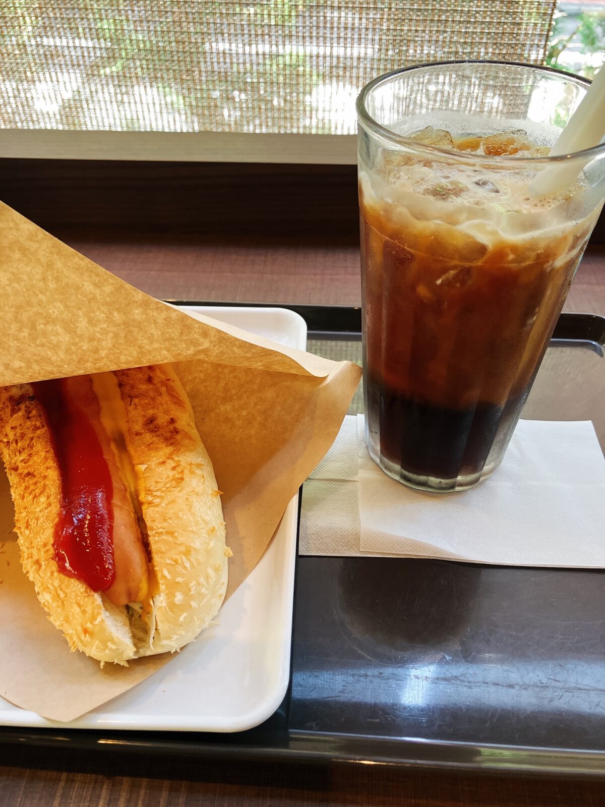 サンマルクカフェのホットドックとアイスコーヒー