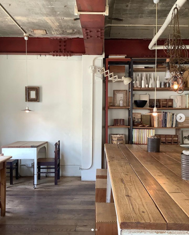cafe and bar anthemの店内
