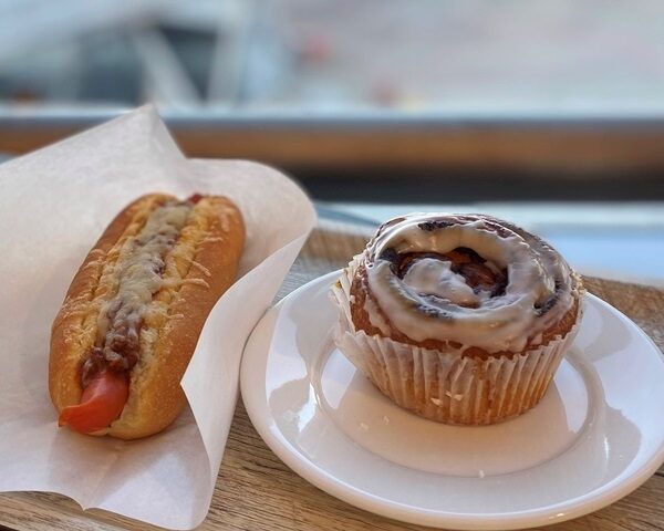 チャウダーズカフェのホットドッグとシナモンロール