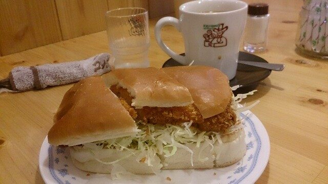 コメダ珈琲店のみそカツパン