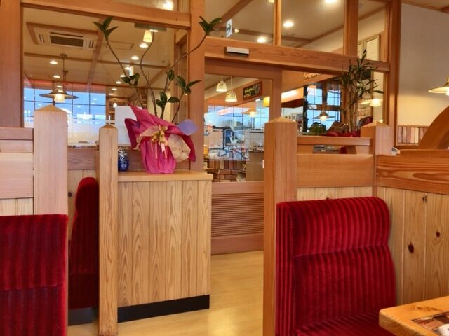 コメダ珈琲店浜乃木店の内観