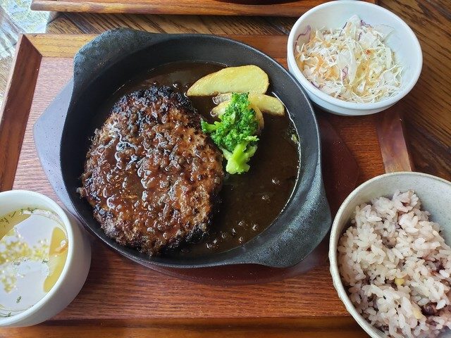 リバーカフェのハンバーグランチ