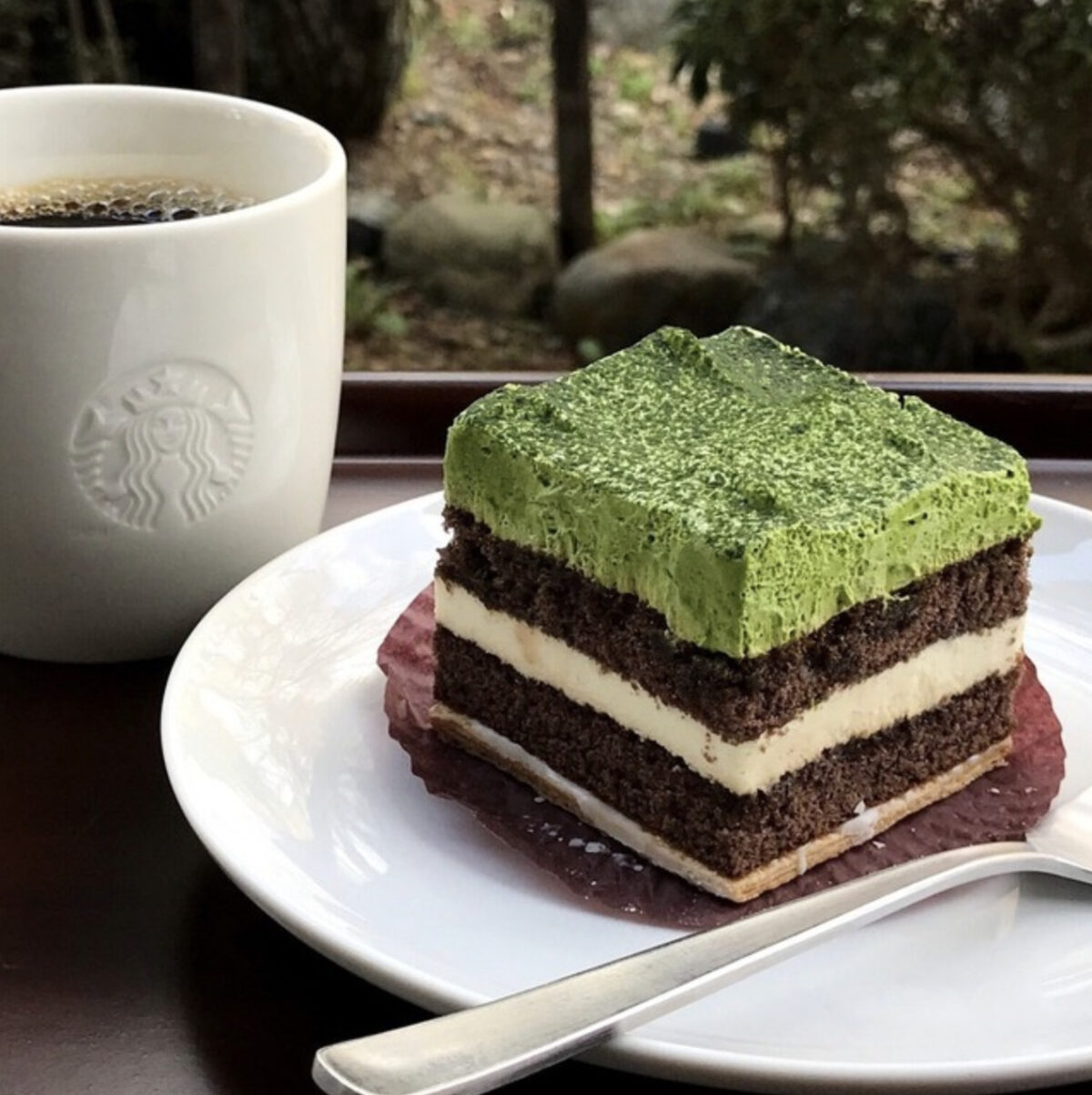 スターバックスのドリンクとケーキ