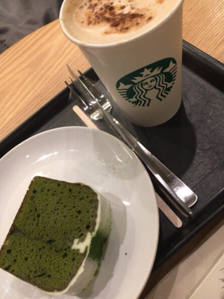 スタバの抹茶ケーキとトールカプチーノ