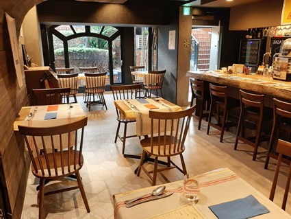 Bistrot Bar a Cidre Armoricaの余裕のある店内