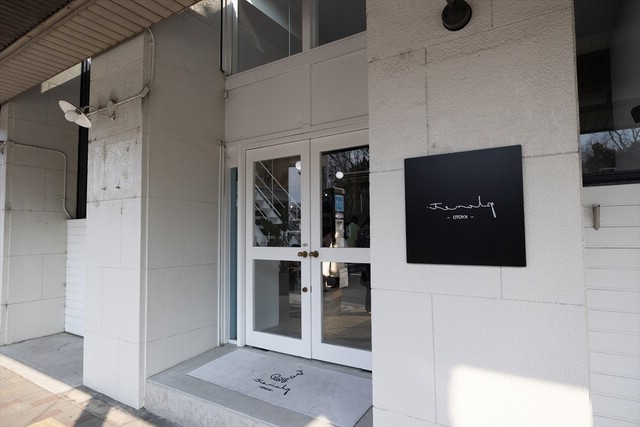cafe planetの白い外観