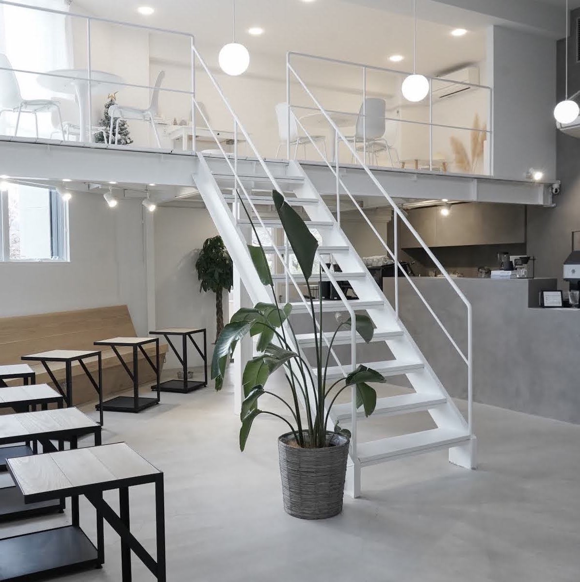 cafe planetの明るい店内