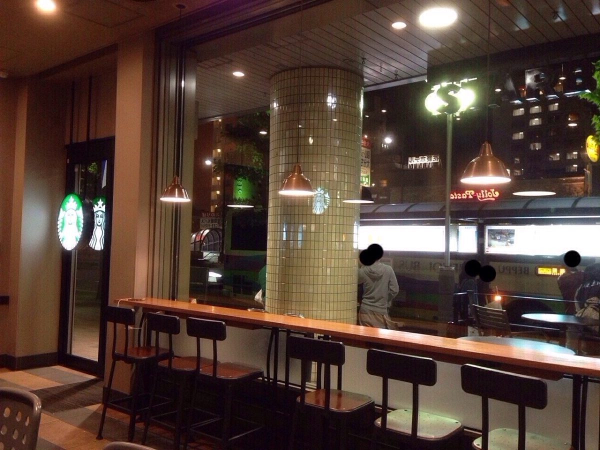 スターバックスコーヒー別府トキハ店のカウンター席の写真