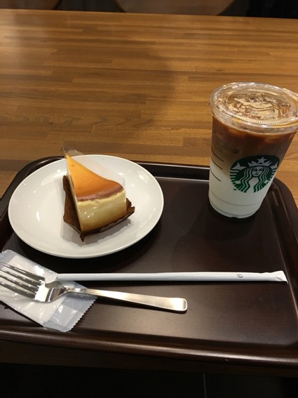 STARBUCKS COFFEEのアイスベンティキャラメルマキアートとニューヨークチーズケーキ