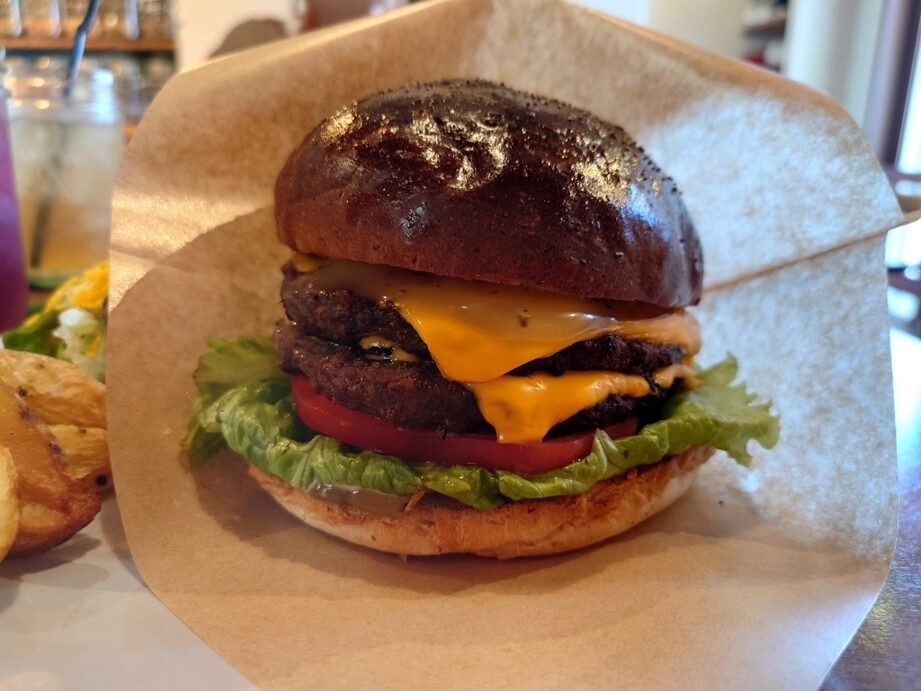 HERB+CAFE ALOHA KITCHEN のハンバーガーの写真