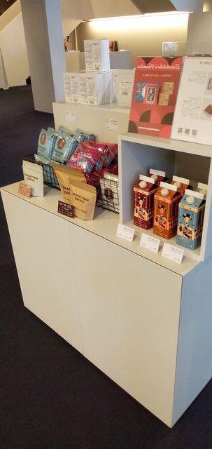 神奈川県立図書館の売り場コーナー