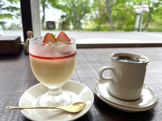 湖畔のコーヒーとプリン