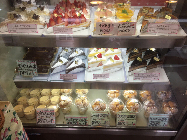 シュー工房岩石屋のケーキショーケース