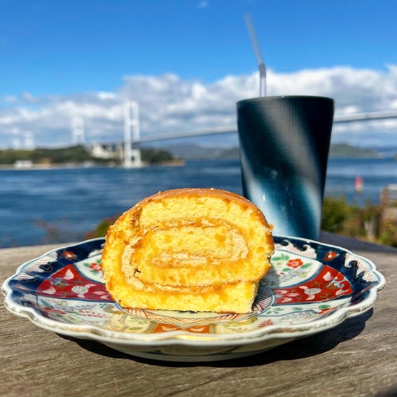 uminomierucafeのテラス席でロールケーキとコーヒ