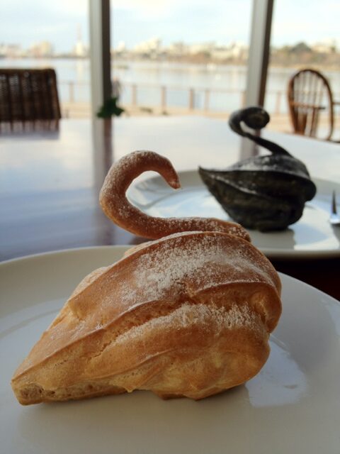 好文カフェ　白鳥のシュークリーム