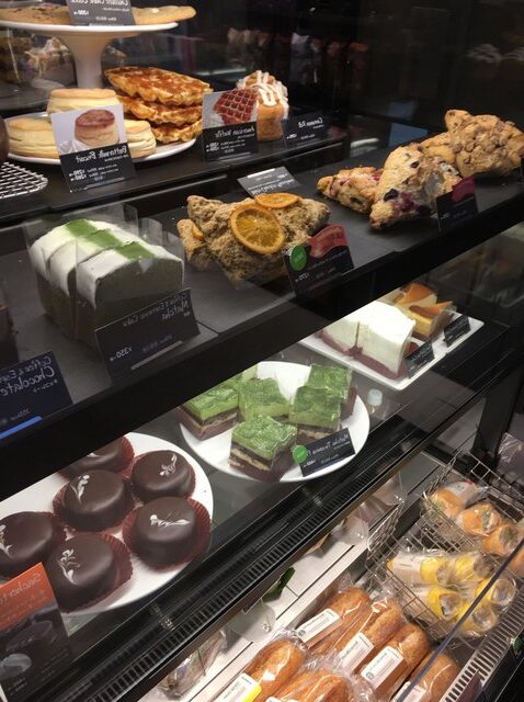 スタバのケーキショーケース