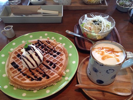 アルパカ珈琲店のチョコレートワッフルサラダ付き