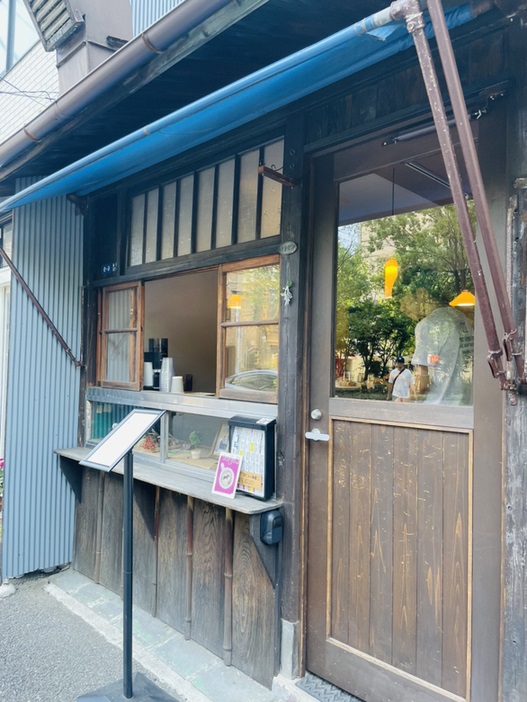 木曜日の菓子屋の外観