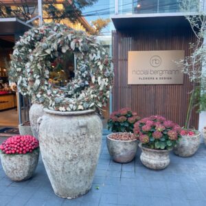 花に囲まれた空間でティータイム