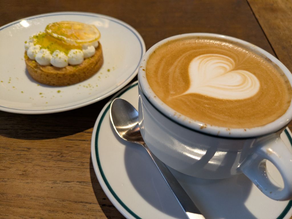 カフェビオリオティック ハロー！ 京都府 壁一面の本を楽しめるブックカフェ