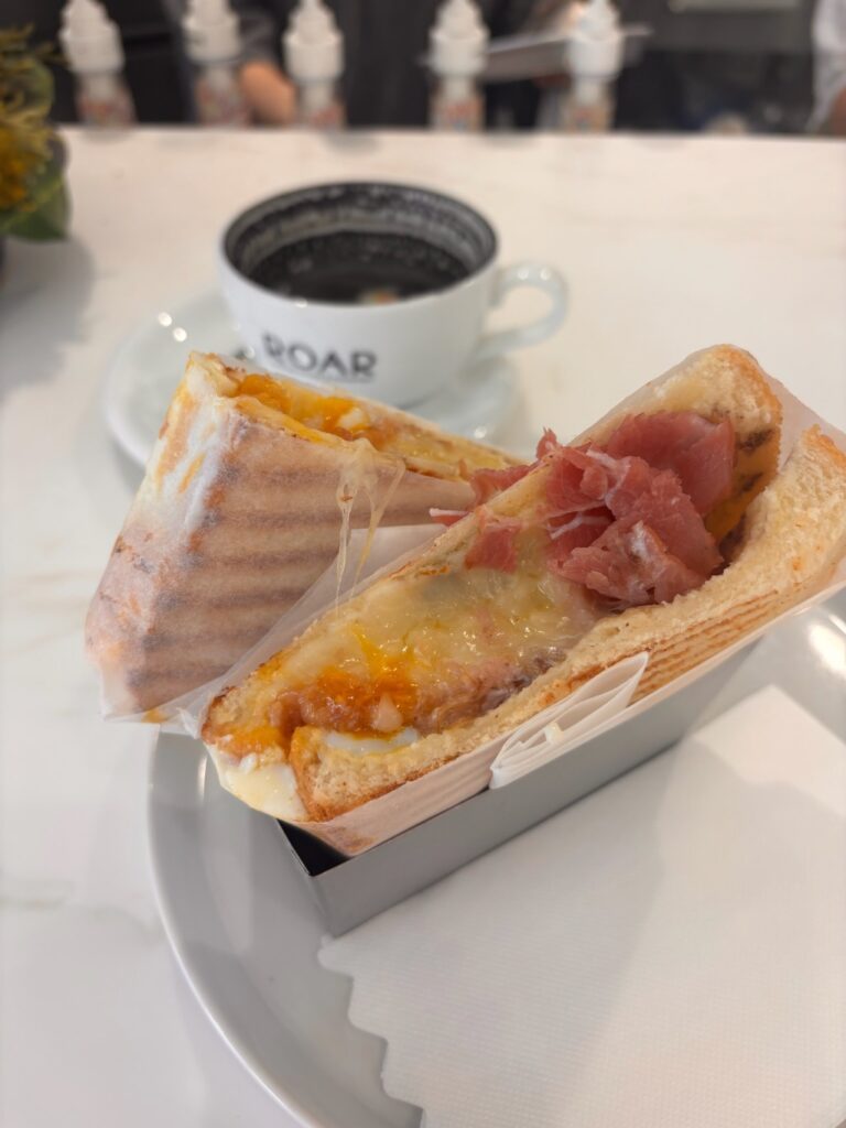 roar coffee 東銀座 東京都 外国人が多い店内